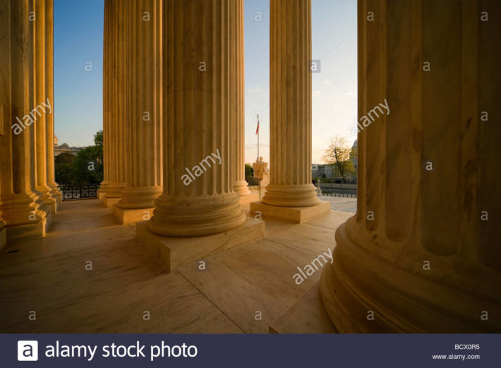 us-supreme-court-building-main-entrance-colonnade-with-american-flag-BCX0R5